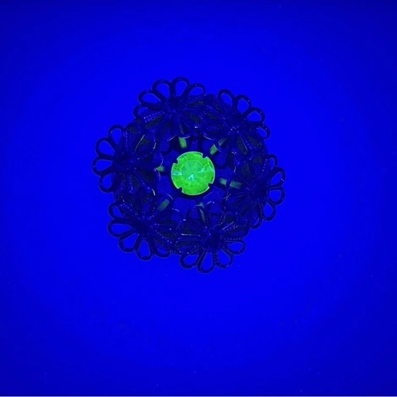 ❗️FINAL REDUCTION❗️ Vintage Gold Tone Rhinestone Flower Pin w/UG Stone - Picture 4 of 5